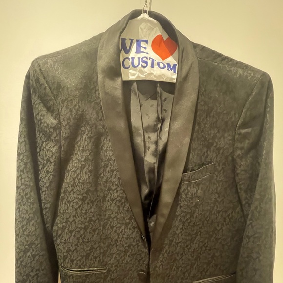 Black Tuxedo - Picture 1 of 2